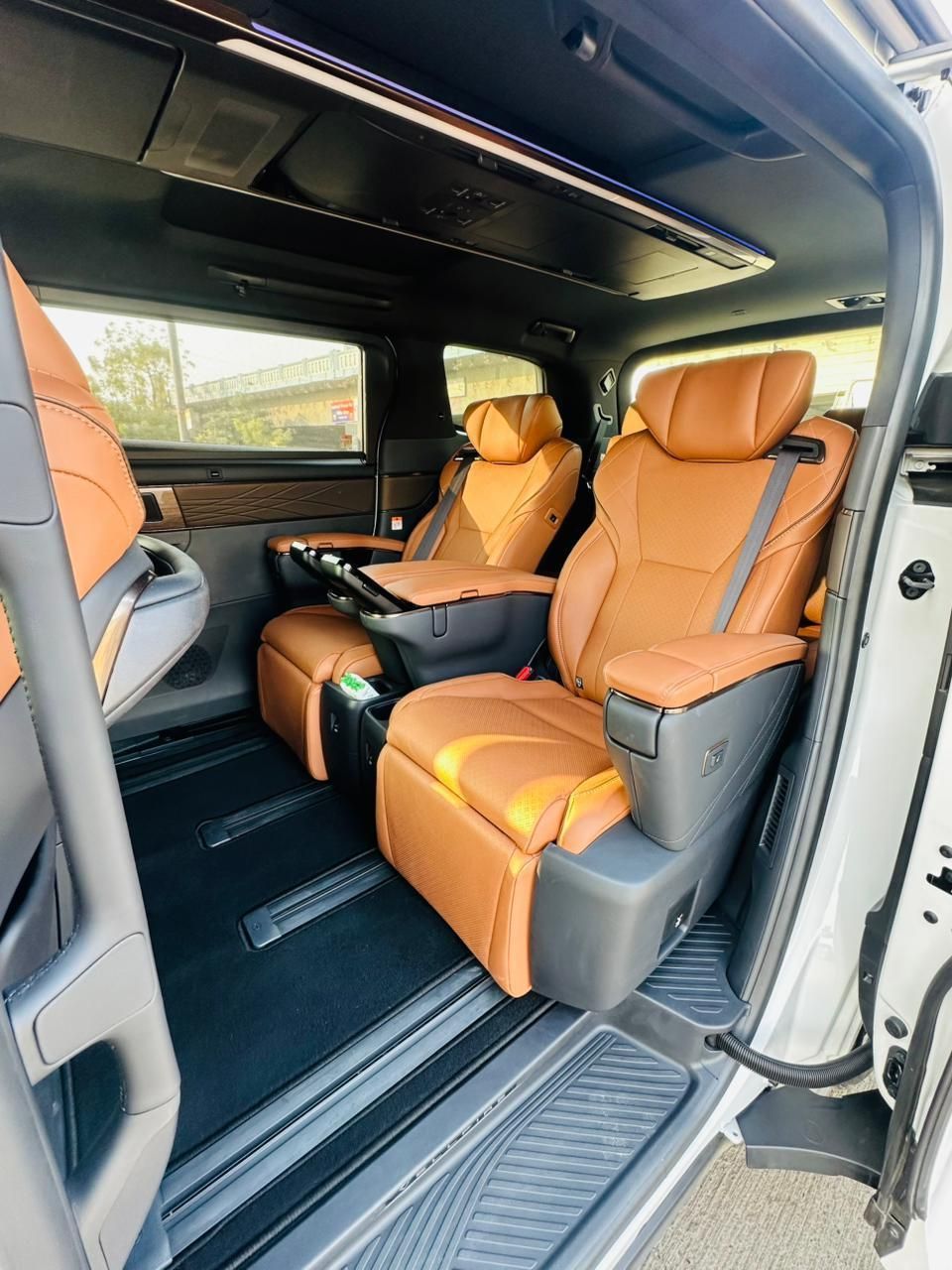 Toyota Vellfire (photo 3 of 5)