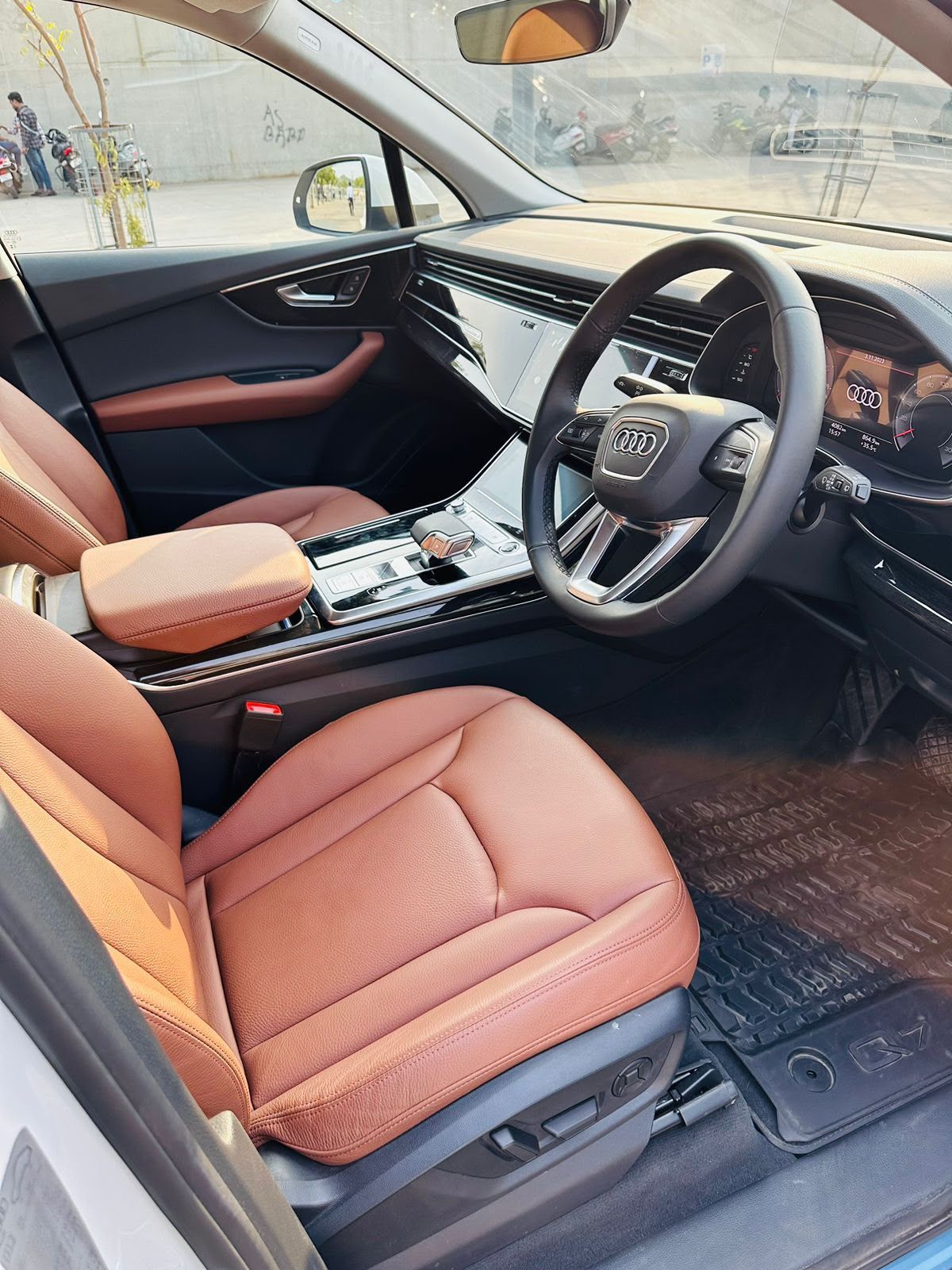 Audi Q7 (photo 2 of 5)