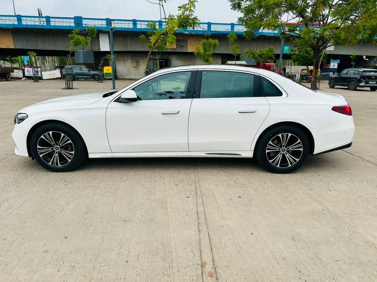 Mercedes-Benz E-Class luxury sedan for CXO corporate travel (photo 5 of 6)
