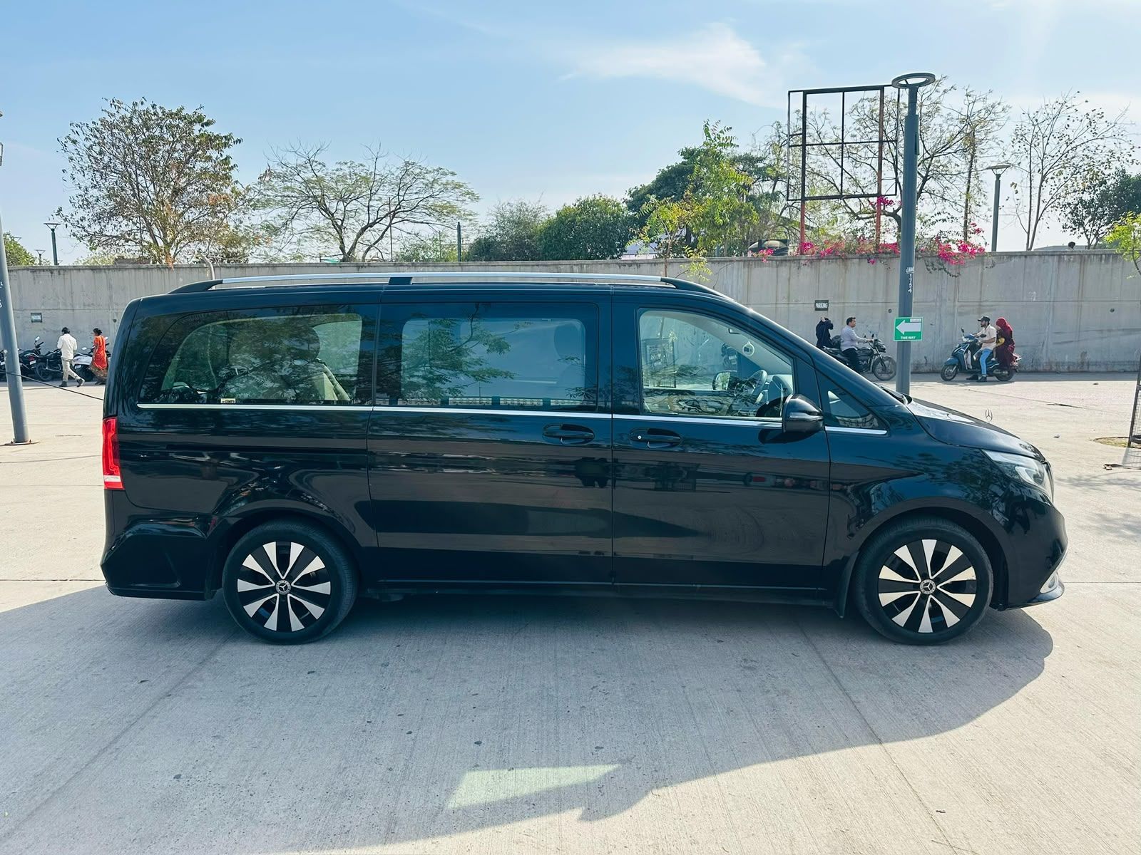 Mercedes-Benz V-Class (photo 2 of 7)