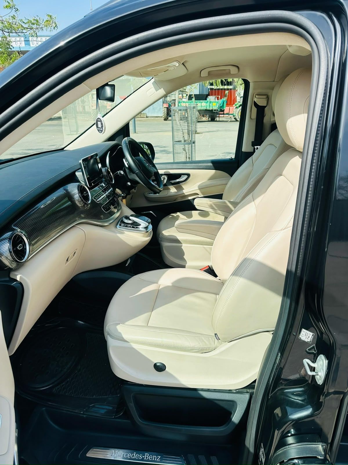 Mercedes-Benz V-Class (photo 3 of 7)