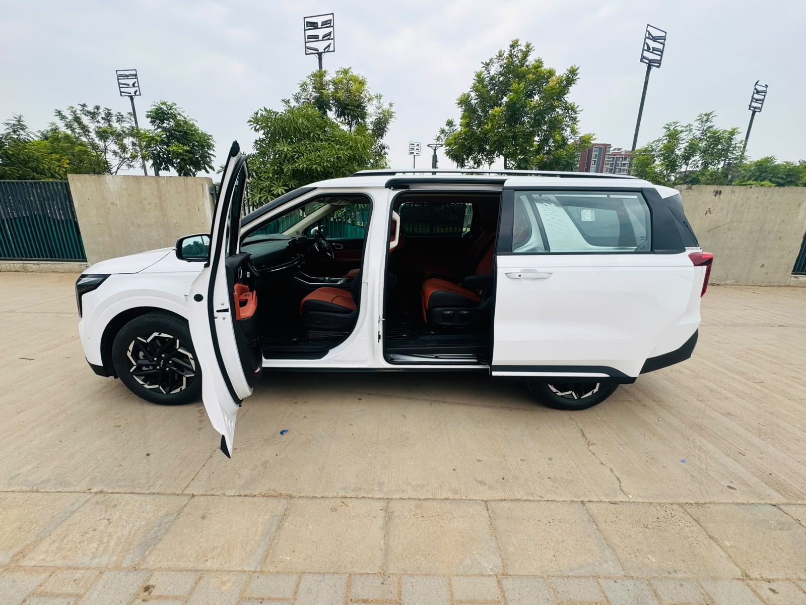 Kia Carnival (photo 6 of 7)