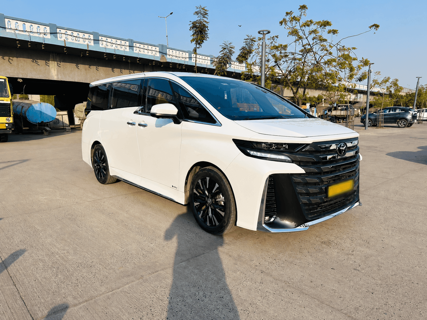Toyota Vellfire (photo 2 of 5)