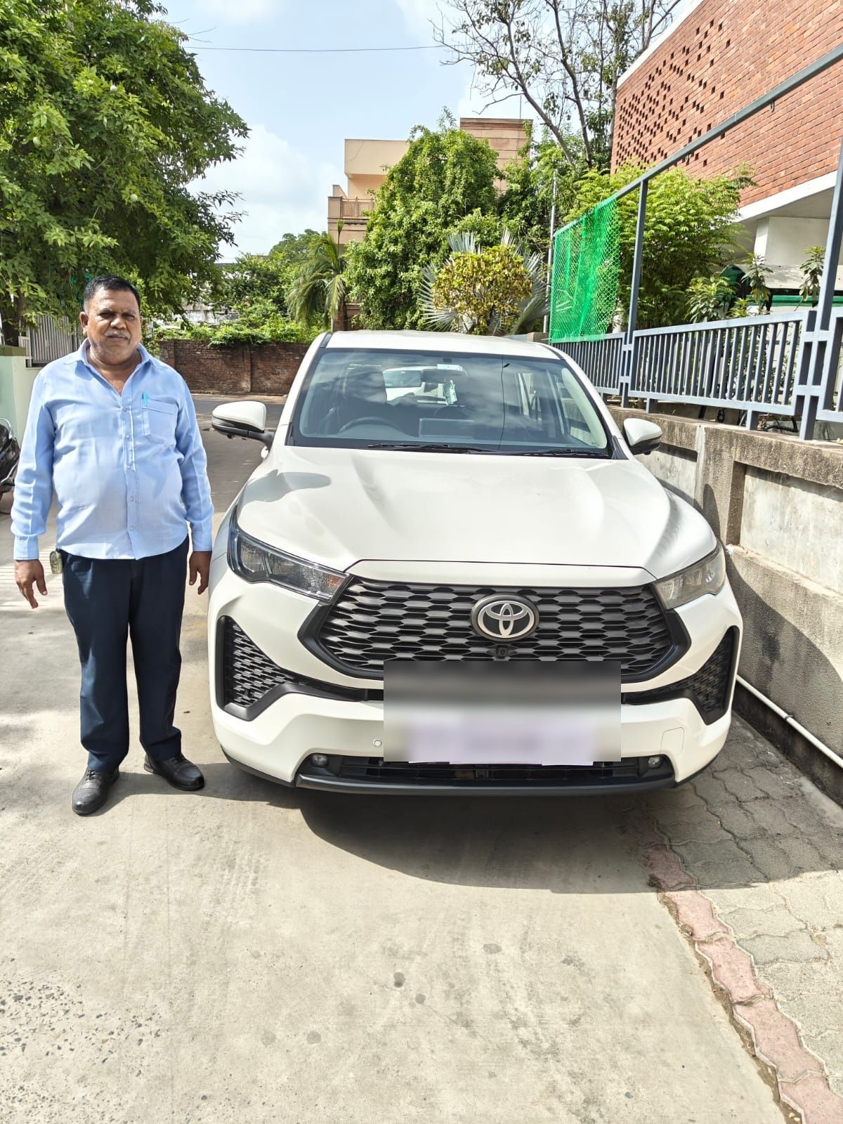 Toyota Innova Crysta MUV, the standard Indian corporate group vehicle (photo 5 of 6)