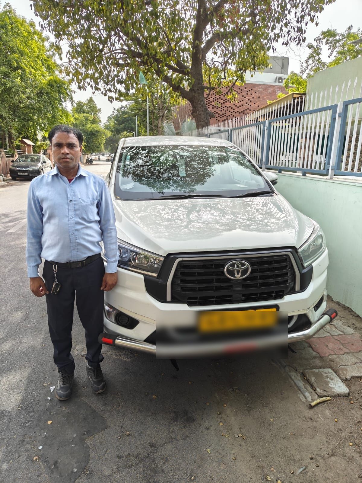 Toyota Innova Crysta MUV, the standard Indian corporate group vehicle (photo 4 of 6)