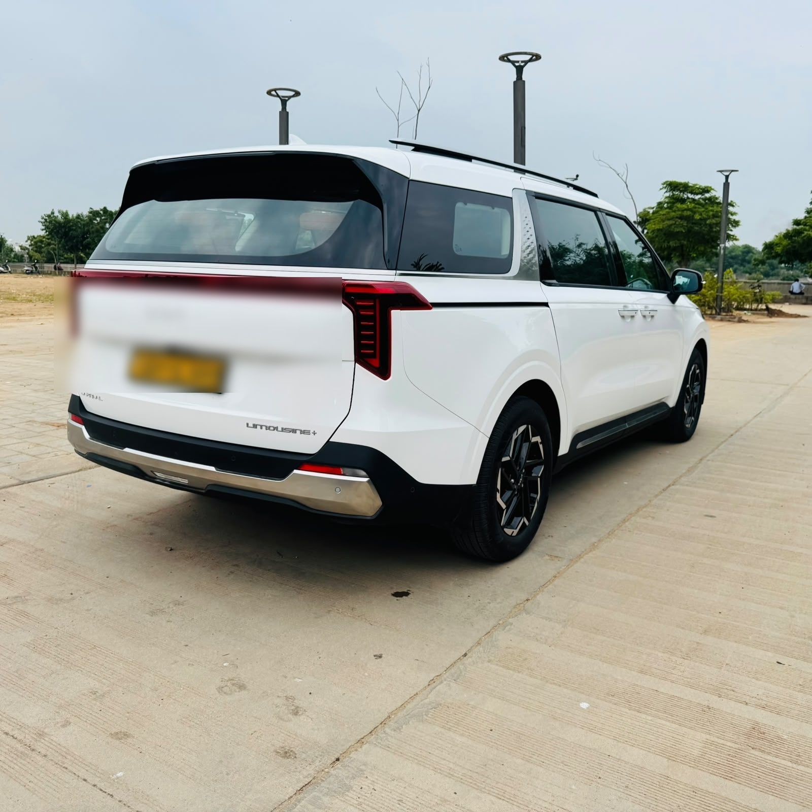 Kia Carnival (photo 4 of 7)