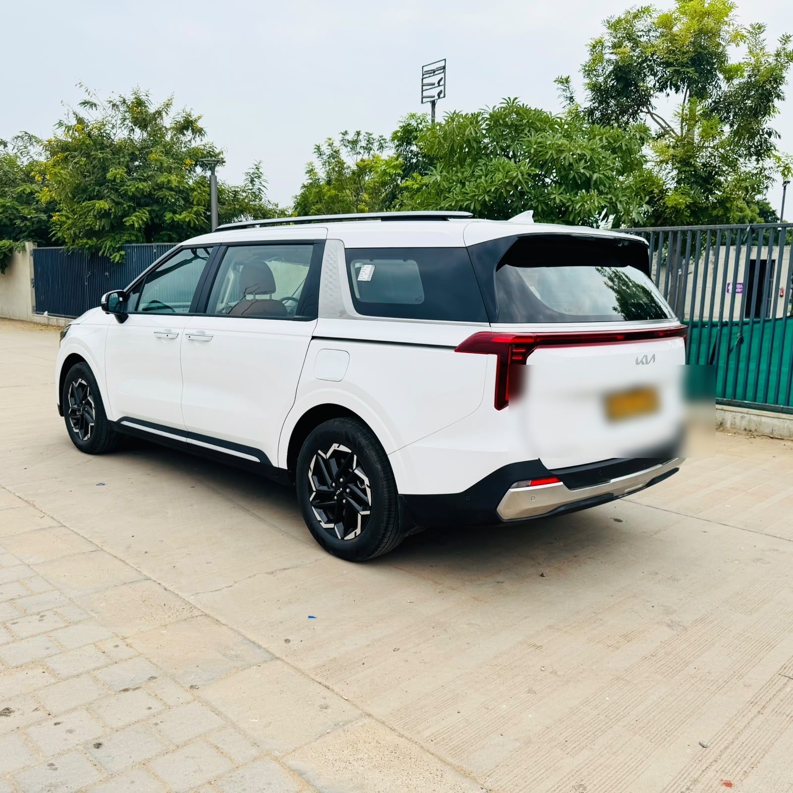 Kia Carnival (photo 5 of 7)